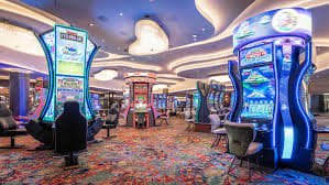 Meja Texas Poker dengan kartu terbuka dan chip taruhan